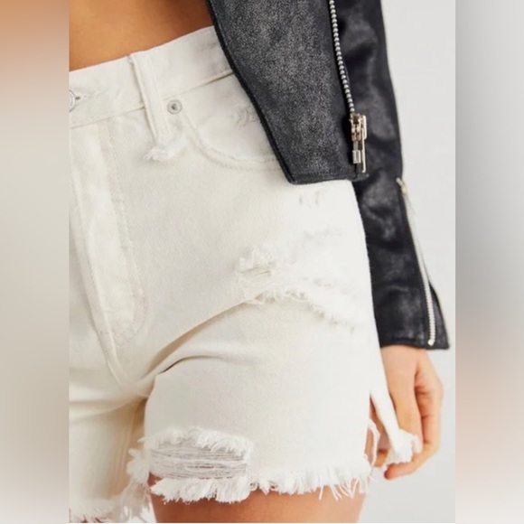 NEW FREE PEOPLE - Mid Rise distressed denim shorts Makai - Picture 3 of 6